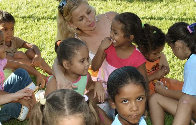 Nefertith Esteves em atividade social com crianças