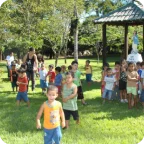 Crianças participando de atividade ao ar livre