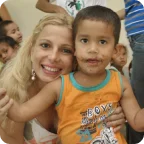 Nefertith Esteves com criança durante ação social